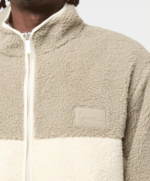 γούνινη ζακέτα με διχρωμία σε μπεζ και άσπρο χρώμα από την karl kani, signature rubber patch teddy zip jacket