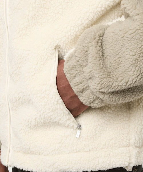 γούνινη ζακέτα με διχρωμία σε μπεζ και άσπρο χρώμα από την karl kani, signature rubber patch teddy zip jacket