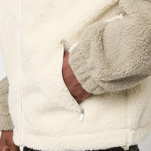 γούνινη ζακέτα με διχρωμία σε μπεζ και άσπρο χρώμα από την karl kani, signature rubber patch teddy zip jacket