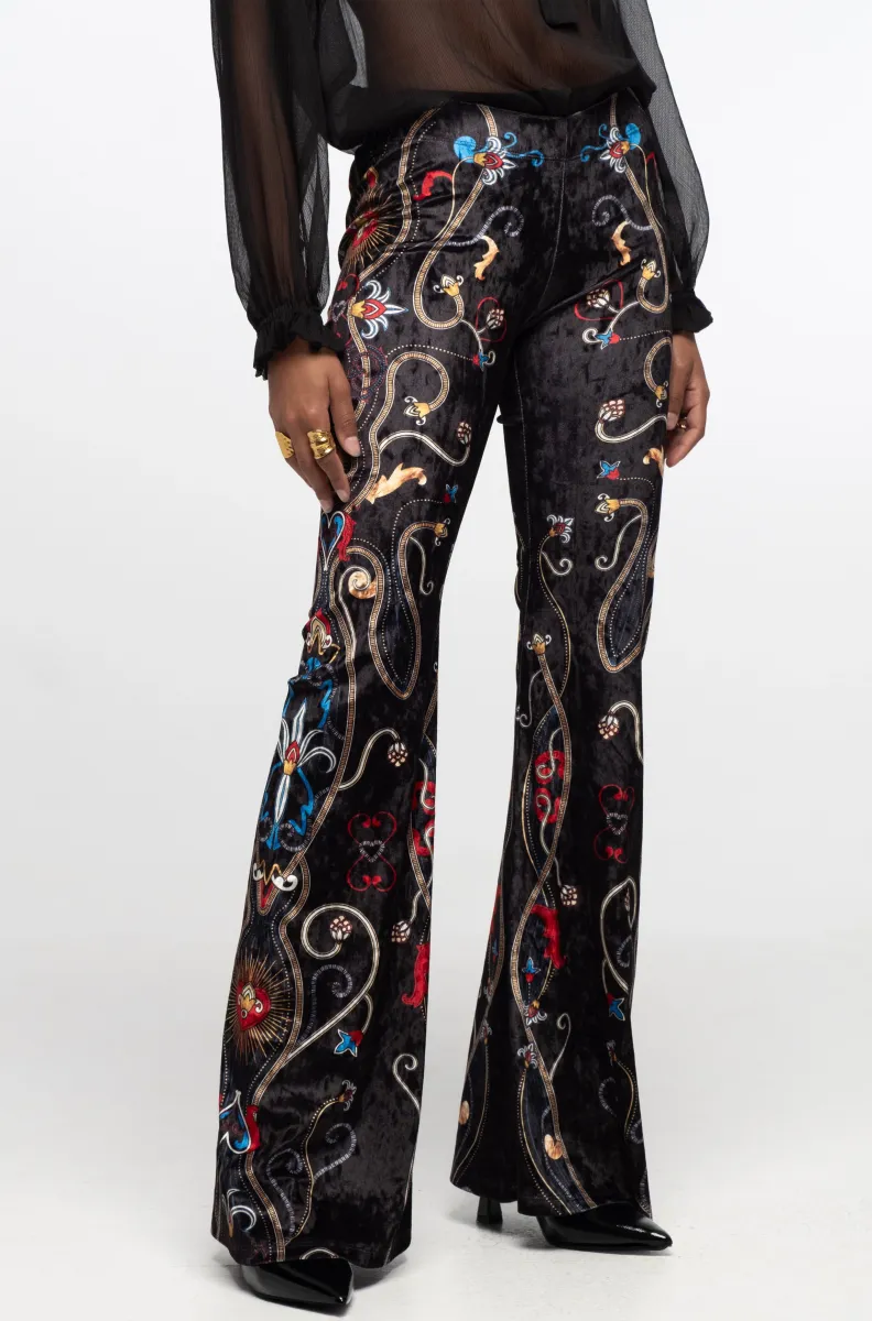γυναικείο βελούδινο παντελόνι με μαύρο φόντο και διάφορα σχέδια από την peace and chaos, dusk pants