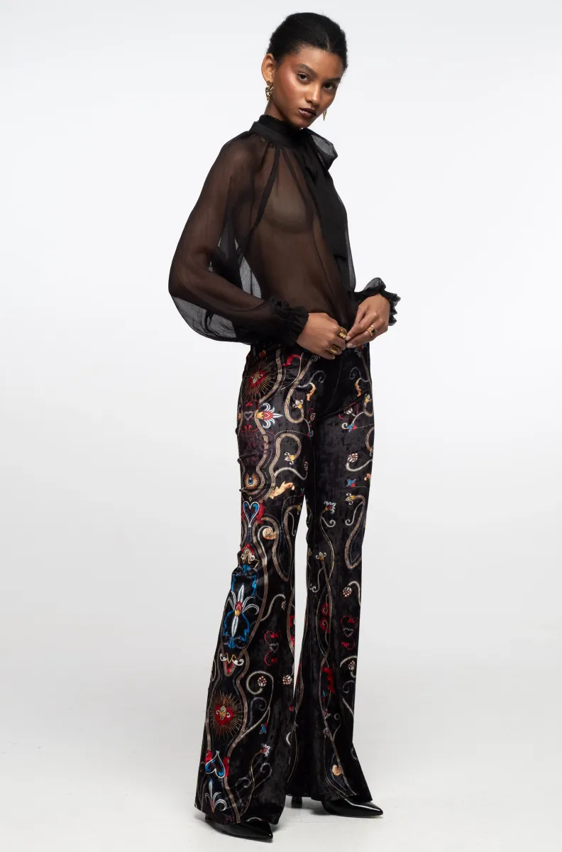 γυναικείο βελούδινο παντελόνι με μαύρο φόντο και διάφορα σχέδια από την peace and chaos, dusk pants