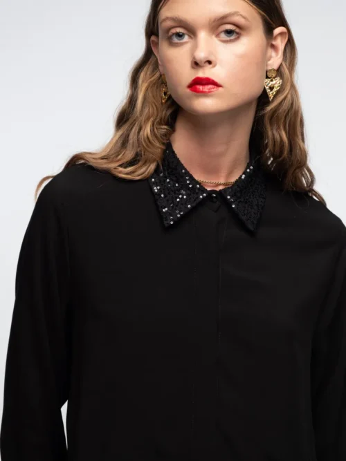 γυναικείο πουκάμισο σε μαύρο χρώμα με στρας στον γιακά από την peace and chaos, mineral shirt