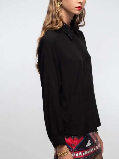 γυναικείο πουκάμισο σε μαύρο χρώμα με στρας στον γιακά από την peace and chaos, mineral shirt