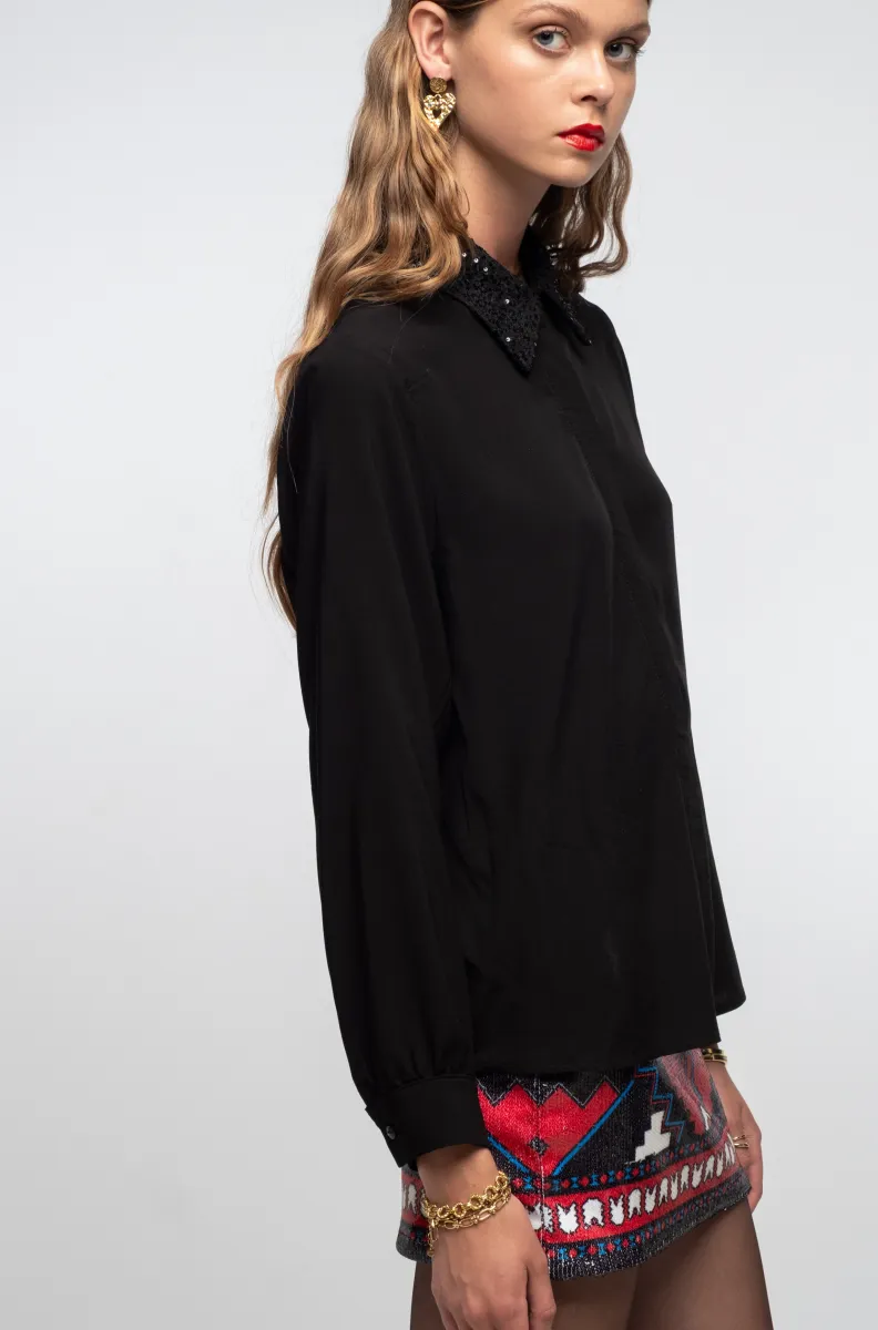 γυναικείο πουκάμισο σε μαύρο χρώμα με στρας στον γιακά από την peace and chaos, mineral shirt