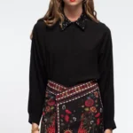 γυναικείο πουκάμισο σε μαύρο χρώμα με στρας στον γιακά από την peace and chaos, mineral shirt