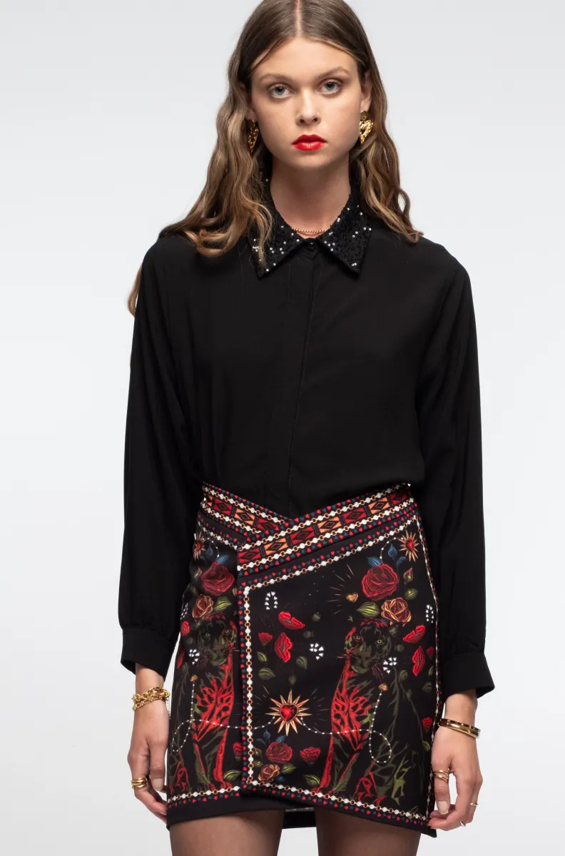 γυναικείο πουκάμισο σε μαύρο χρώμα με στρας στον γιακά από την peace and chaos, mineral shirt