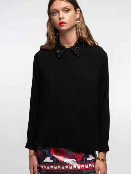 γυναικείο πουκάμισο σε μαύρο χρώμα με στρας στον γιακά από την peace and chaos, mineral shirt