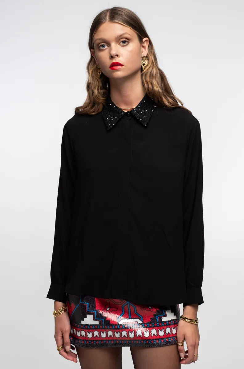 γυναικείο πουκάμισο σε μαύρο χρώμα με στρας στον γιακά από την peace and chaos, mineral shirt