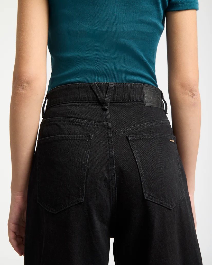 γυναικείο μαύρο τζιν παντελόνι σε ίσια γραμμή από την volcom, weelow II jeans