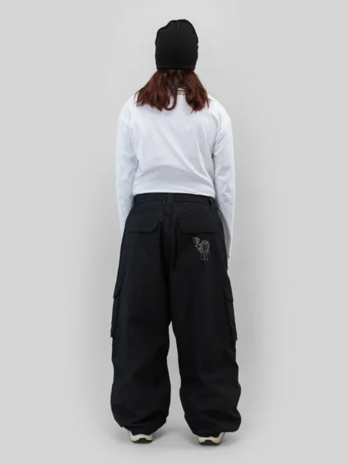 παντελόνι για σκι σε μαύρο χρώμα με τσέπες στο πλάι από την beyond medals, park pants cargo snow pant
