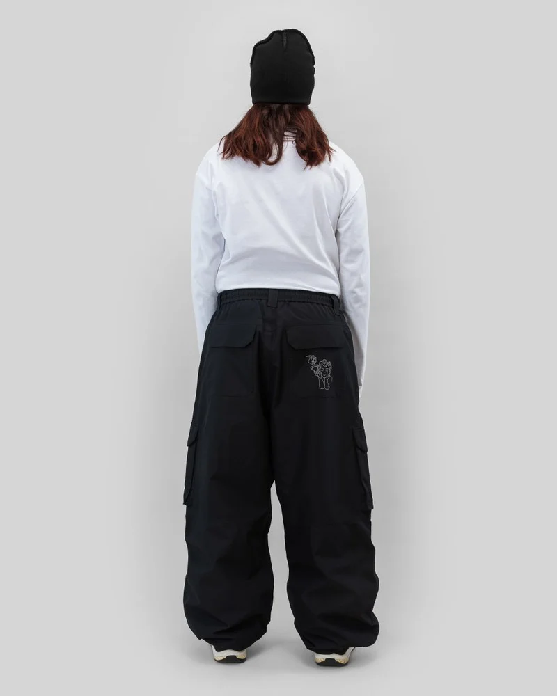 παντελόνι για σκι σε μαύρο χρώμα με τσέπες στο πλάι από την beyond medals, park pants cargo snow pant