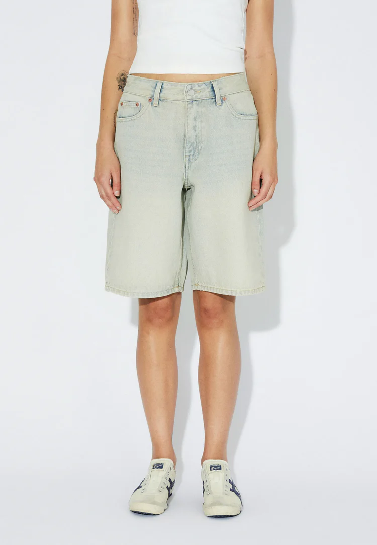 Τζίν βερμούδα μέχρι το γόνατο από την εταιρεία Dr.Denim.