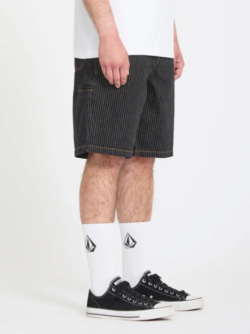 Αντρική βερμούδα από την Volcom με σχέδια κάθετες γραμμές. 