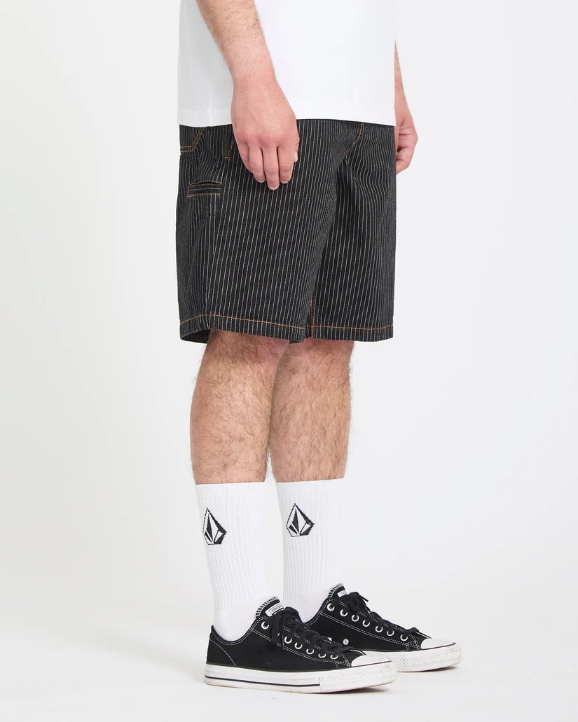 Αντρική βερμούδα από την Volcom με σχέδια κάθετες γραμμές.