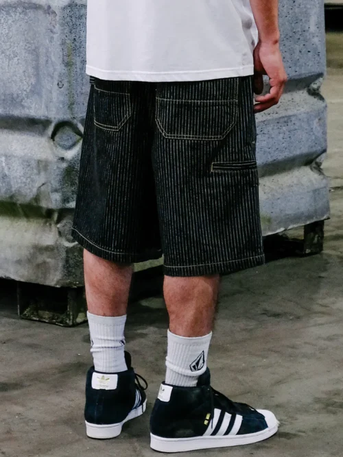 Αντρική βερμούδα από την Volcom με σχέδια κάθετες γραμμές.