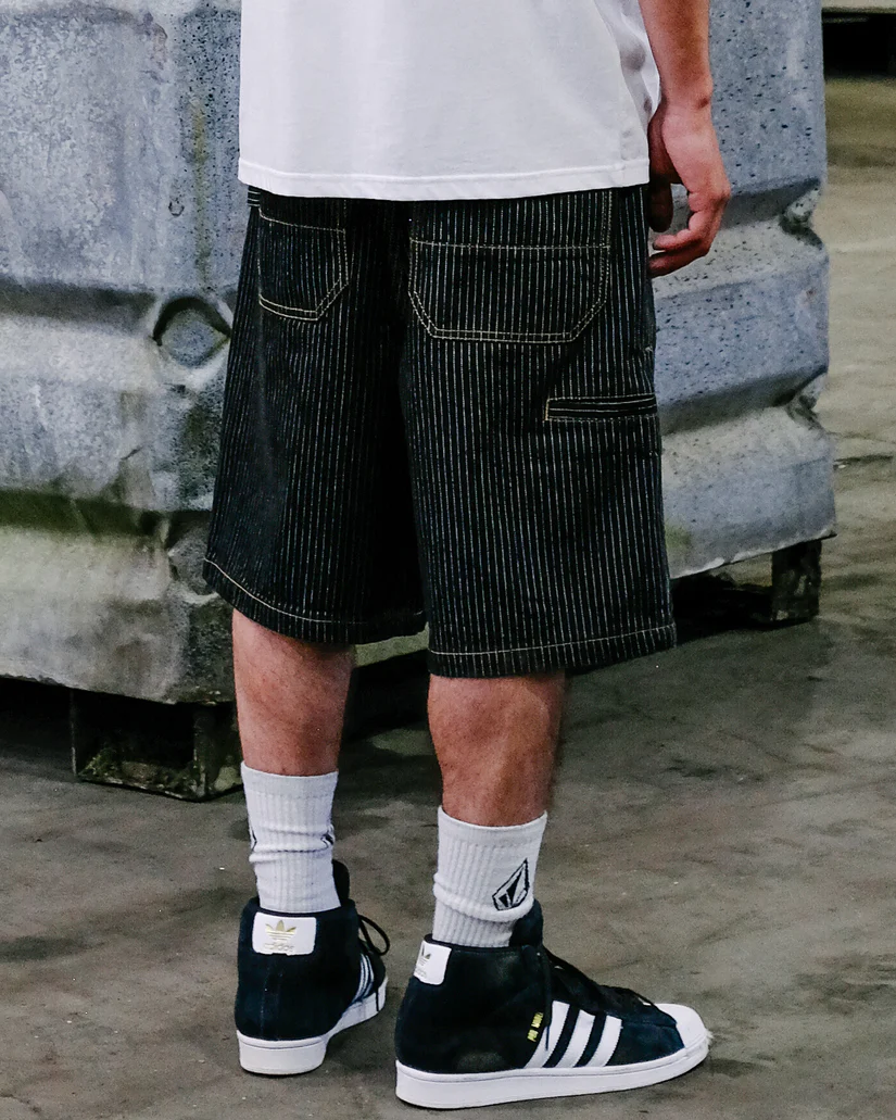 Αντρική βερμούδα από την Volcom με σχέδια κάθετες γραμμές.