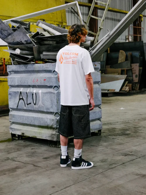 Αντρική βερμούδα από την Volcom με σχέδια κάθετες γραμμές.