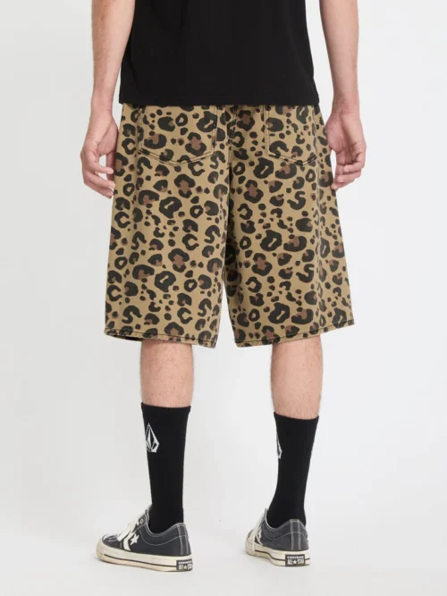Βερμούδα με animal print από την εταιρία Volcom.