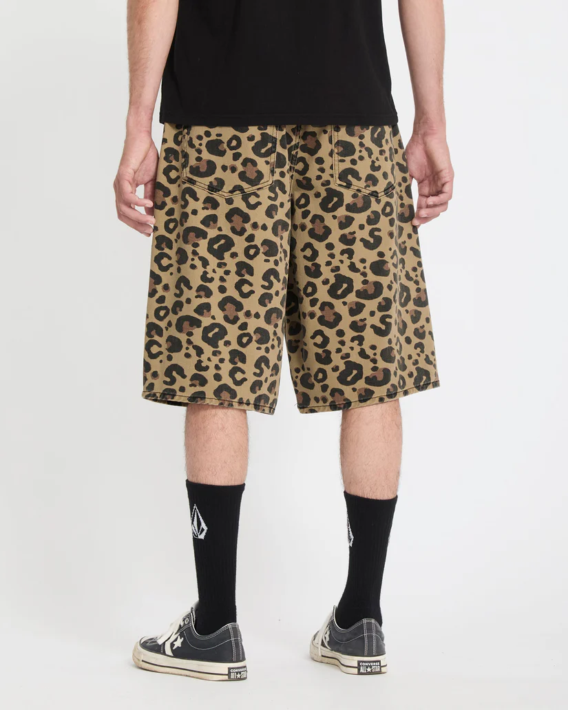 Βερμούδα με animal print από την εταιρία Volcom.