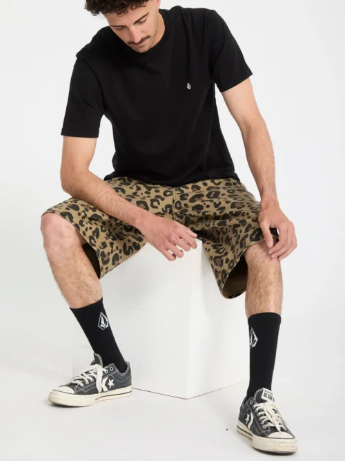 Βερμούδα με animal print από την εταιρία Volcom.