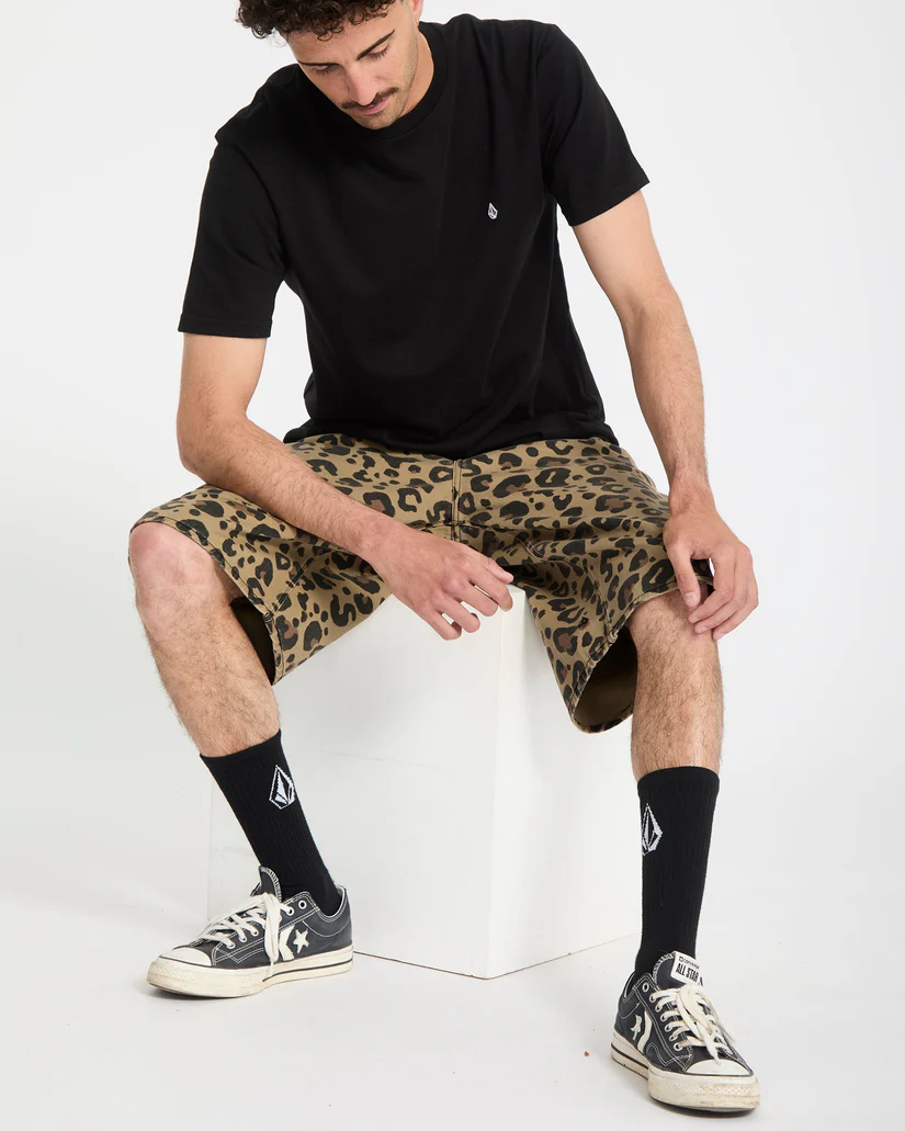 Βερμούδα με animal print από την εταιρία Volcom.