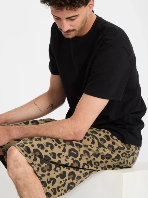 Βερμούδα με animal print από την εταιρία Volcom.