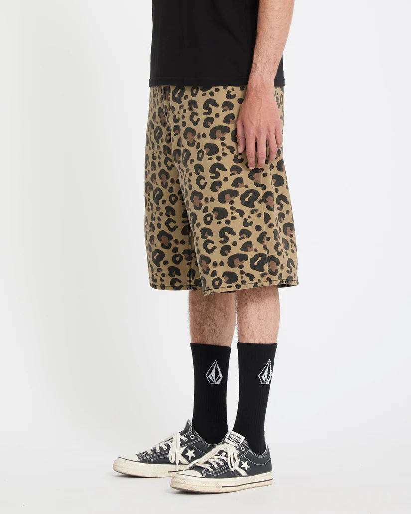 Βερμούδα με animal print από την εταιρία Volcom.