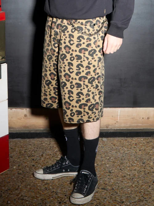 Βερμούδα με animal print από την εταιρία Volcom.