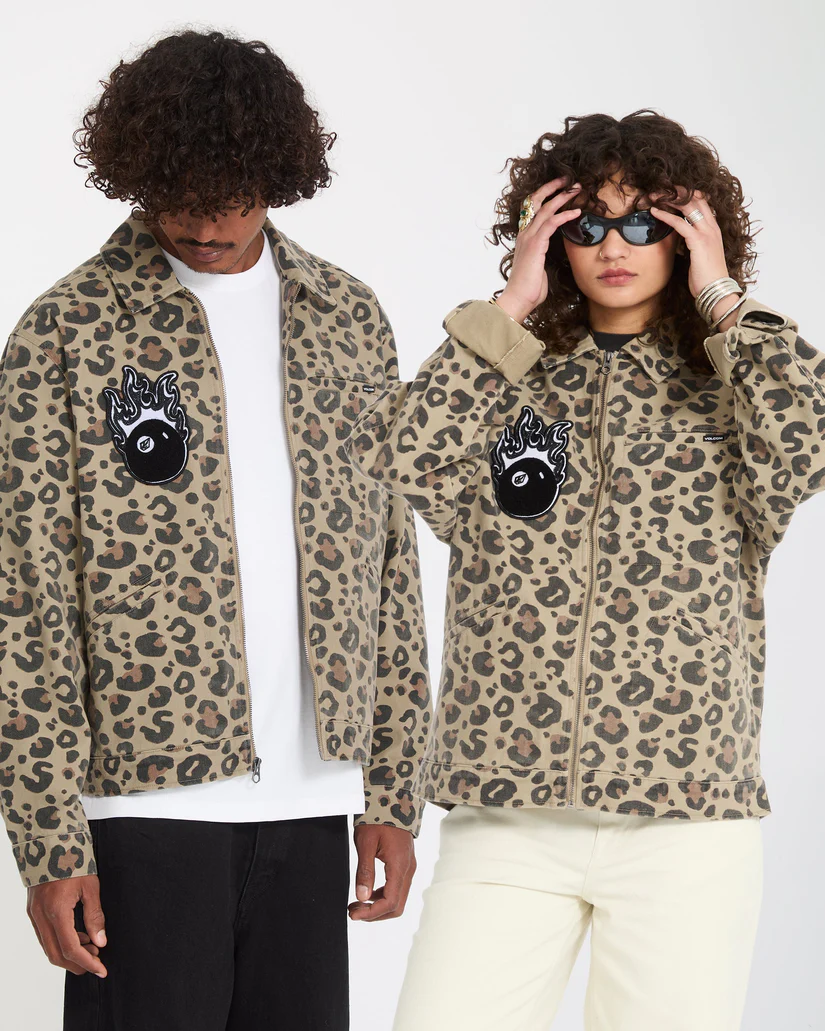 Μπουφάν με animal print από την εταιρία Volcom.