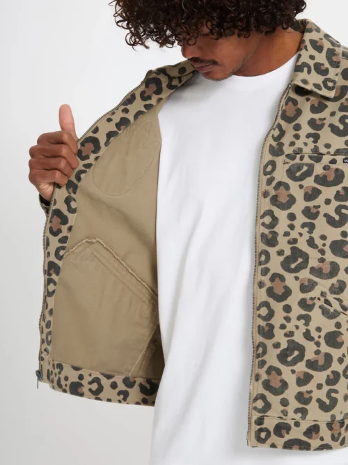Μπουφάν με animal print από την εταιρία Volcom.