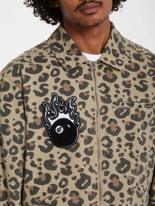 Μπουφάν με animal print από την εταιρία Volcom.
