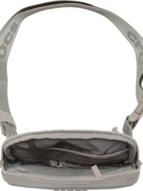 Μικρή τσάντα από την εταιρία Crocs.