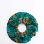 Λαστιχάκι μαλλιών σε πετρόλ χρώμα με σχέδια από την εταιρία Peace and Chaos.