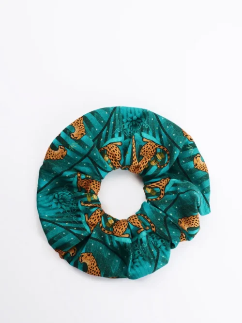 Λαστιχάκι μαλλιών σε πετρόλ χρώμα με σχέδια από την εταιρία Peace and Chaos.