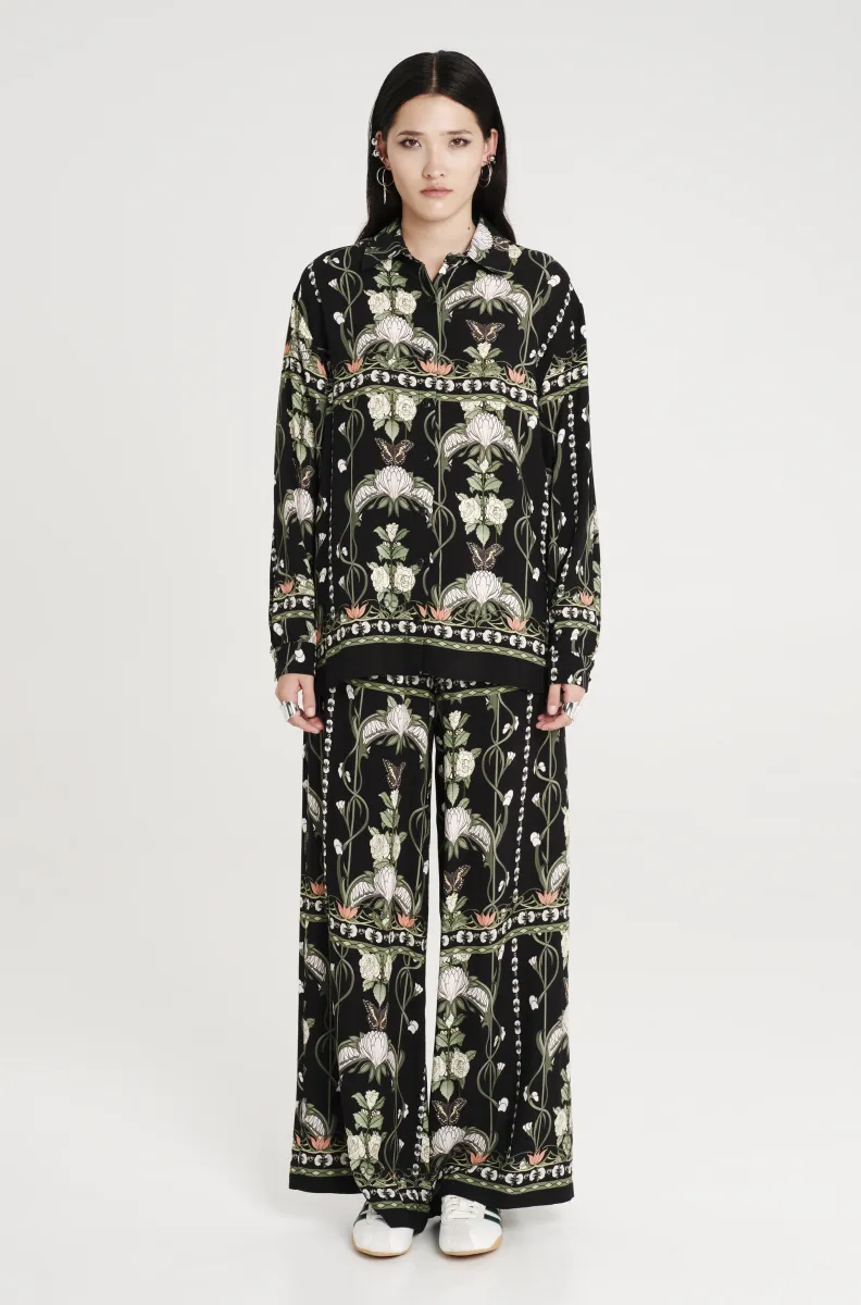 Πουκάμισο από την εταιρία Peace & Chaos σε μαύρο χρώμα με σχέδια λουλούδια.