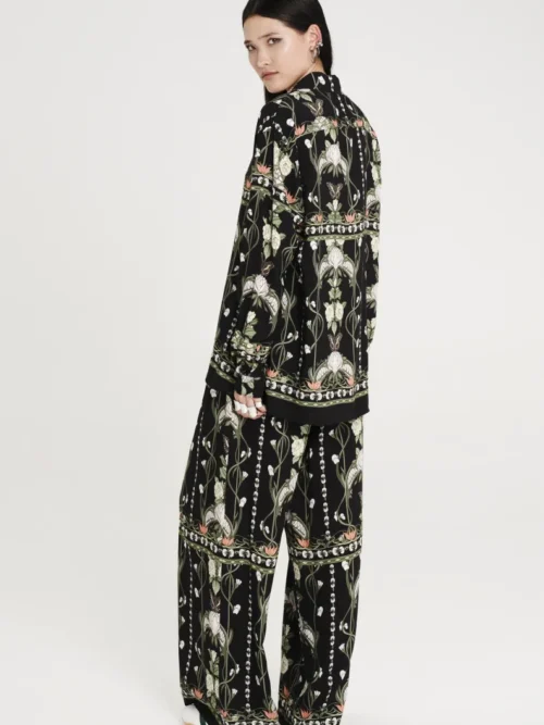 Πουκάμισο από την εταιρία Peace & Chaos σε μαύρο χρώμα με σχέδια λουλούδια.