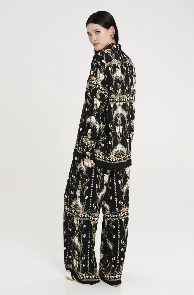 Πουκάμισο από την εταιρία Peace & Chaos σε μαύρο χρώμα με σχέδια λουλούδια.