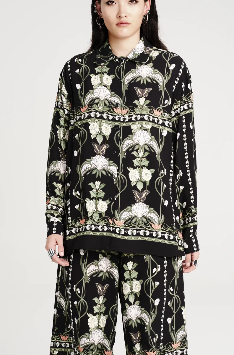 Πουκάμισο από την εταιρία Peace & Chaos σε μαύρο χρώμα με σχέδια λουλούδια.