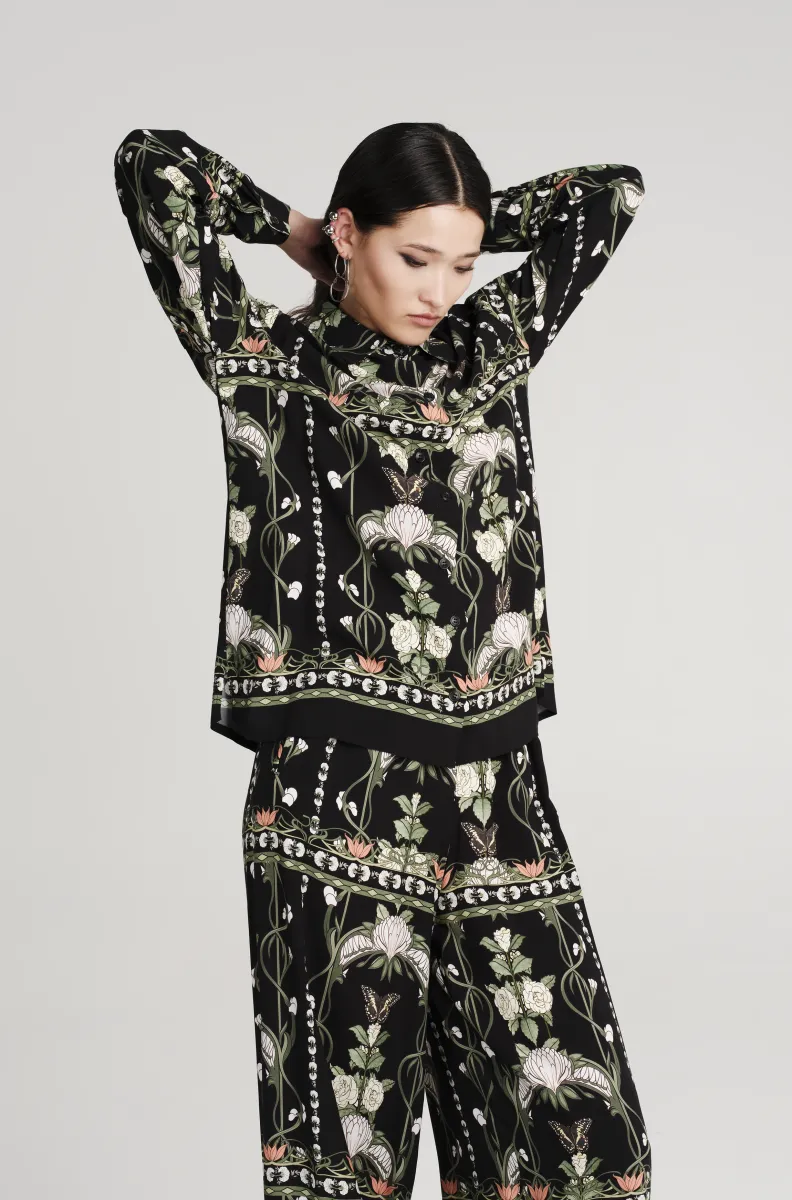 Πουκάμισο από την εταιρία Peace & Chaos σε μαύρο χρώμα με σχέδια λουλούδια.