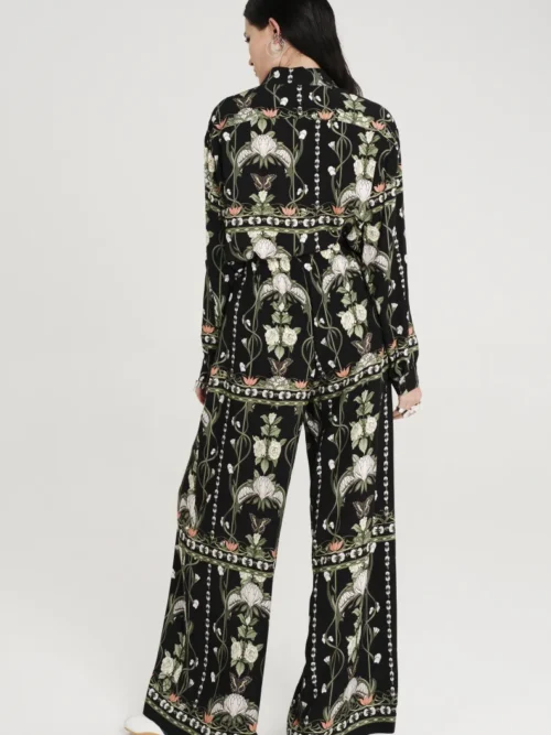 Πουκάμισο από την εταιρία Peace & Chaos σε μαύρο χρώμα με σχέδια λουλούδια.