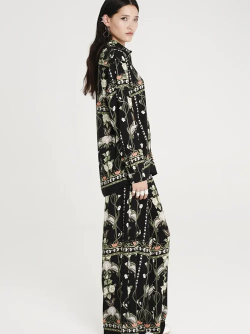 Πουκάμισο από την εταιρία Peace & Chaos σε μαύρο χρώμα με σχέδια λουλούδια.