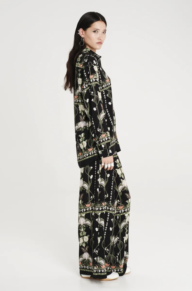 Πουκάμισο από την εταιρία Peace & Chaos σε μαύρο χρώμα με σχέδια λουλούδια.