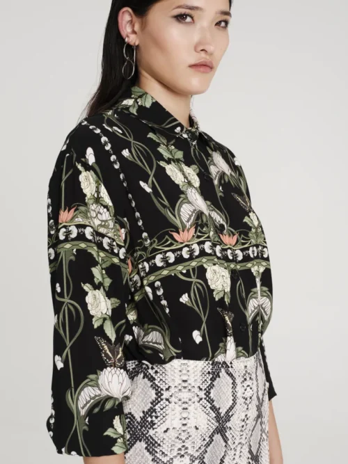 Πουκάμισο από την εταιρία Peace & Chaos σε μαύρο χρώμα με σχέδια λουλούδια.