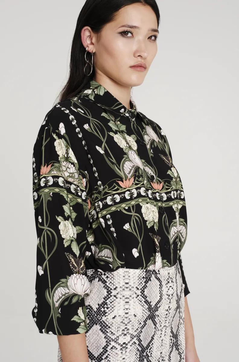 Πουκάμισο από την εταιρία Peace & Chaos σε μαύρο χρώμα με σχέδια λουλούδια.