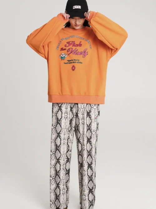 Φούτερ από την Peace & Chaos με σχέδια.