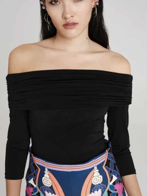 Μαύρη μπλούζα από την εταιρία Peace and Chaos.