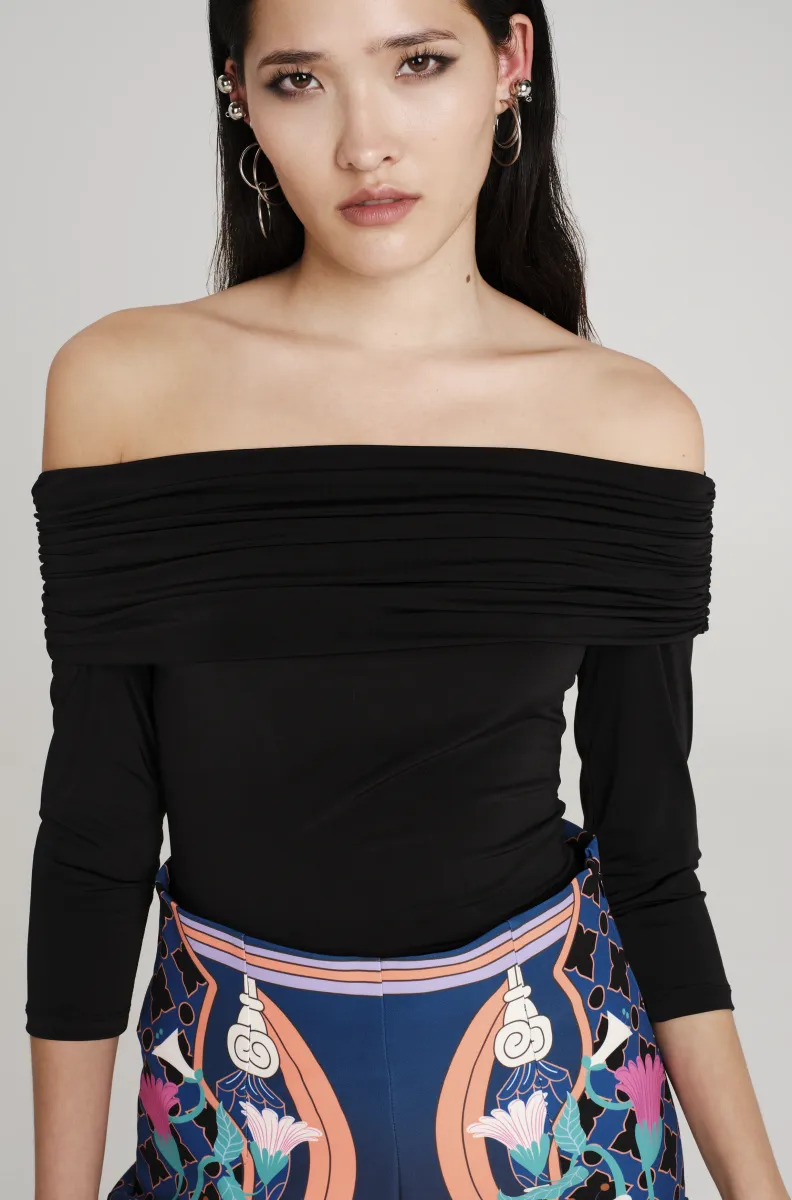 Μαύρη μπλούζα από την εταιρία Peace and Chaos.