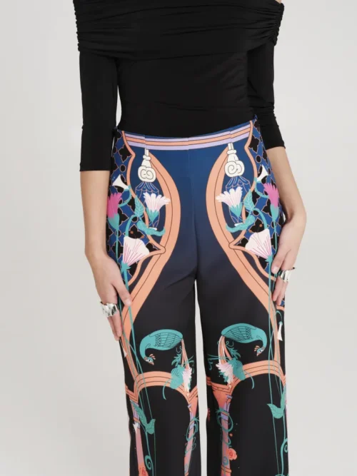 Μαύρη μπλούζα από την εταιρία Peace and Chaos.