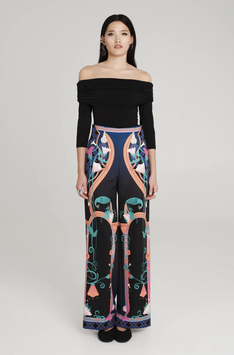 Μαύρη μπλούζα από την εταιρία Peace and Chaos.