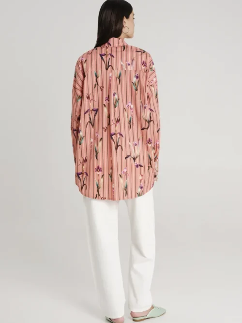 Πουκάμισο με λουλούδια από την εταιρία Peace and Chaos.